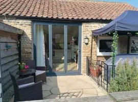 Larch Cottage, Ruston dog friendly with hot tub