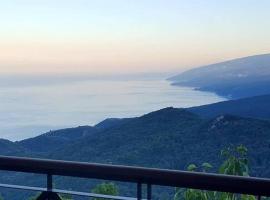 Villa Sklithro in the heart of the forest with magnificent view of the sea just 10 minutes from it, hotell med parkeringsplass i AgiaKampos