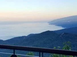 Villa Sklithro in the heart of the forest with magnificent view of the sea just 10 minutes from it