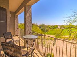 Gold Canyon Townhome with Golf Course View!、Gold Canyonの駐車場付きホテル