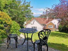 Spacious family & dog friendly home from home with sea views and private garden, ξενοδοχείο σε Porlock