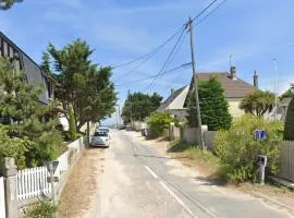 La plage au bout du jardin / Sword Beach cottage