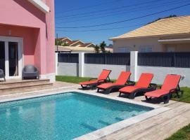 Family Villa Pool & Beach, alquiler vacacional en Costa da Caparica