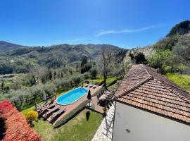 Holiday villa with private pool, spectacular views and close to Lucca Pisa Florence, Hotel mit Parkplatz in Valdottavo