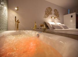 Gold Luxury Romantic SPA Suite Private Jacuzzi & Sauna, khách sạn ở Kołobrzeg