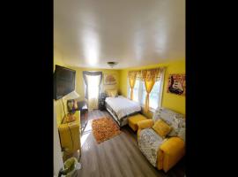 Viesnīca Room in Guest room - Yellow Rm Dover- Del State, Bayhealth- Dov Base pilsētā Dovera