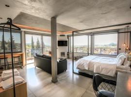 Meteora Heaven and Earth premium suites - Adults Friendly, hotel di Kalampáka