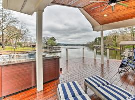 Serene Waterfront House Boat Dock and Kayaks!, rental liburan di Hot Springs