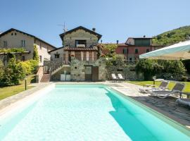 Country house with pool and outbuilding Fivizzano by VacaVilla, hotel sa parkingom u gradu Terenzano