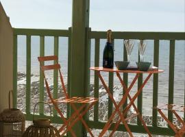 Le COURLIS vue panoramique sur la mer, balcons, hotel din Ault