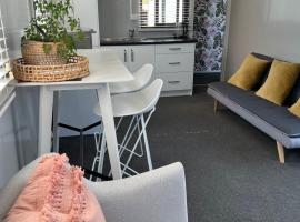 Nana Glads of Russell, vacation home in Russell