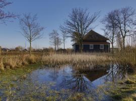 Nice villa in Wieringer style near the Wadden Sea, хотел с паркинг в Hippolytushoef