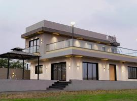 Regency Farm House With Pvt Swimming Pool Surat, hotel cerca de Aeropuerto de Surat  - STV, 