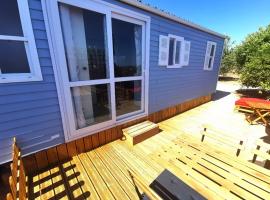 Casa Azul-Tiny house with fantastic view, big outdoor space and pool, tiny house à Silves