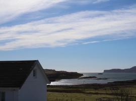 The Loft at Strathardle - Lochside Apartment, Isle of Skye, íbúð í Dunvegan