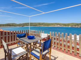 Fantástico apartamento frente al mar en Menorca, hotel en Es Grau