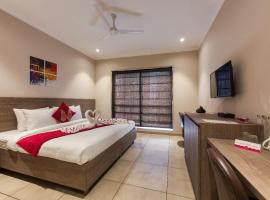 ROSASTAYS Gurugram Golf Course, serviced apartment sa Gurgaon