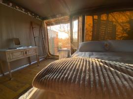 Beautiful Lakeside Safari Lodge, luxury tent in Bruton