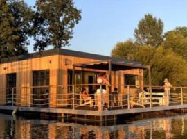SeineHouse - Maison flottante (HouseBoat) - Séjour magique sur l'eau，Vaux-sur-Seine的自炊式住宿