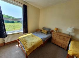 Lake District Holiday Home Ennerdale Sleeps 12, готель з парковкою у місті Cleator