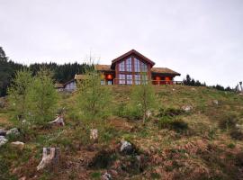 Cabin in beautiful surroundings at Harpefossen, hotel v destinácii Nordfjordeid