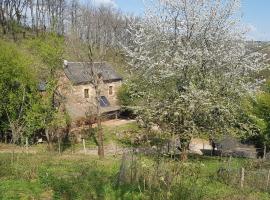 maison isolée dans les vignes et les bois, hotel di Valady