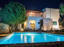 Luxury Villa in Agios Nikolaos with private pool，阿基歐斯尼古拉斯的有停車位的飯店