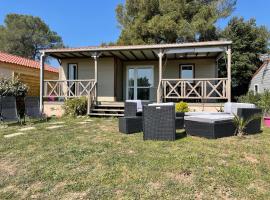 Châlet dans parc de loisirs 5 étoiles, cabin in Puget-sur Argens