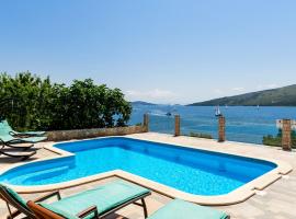 Seaside Villa near Trogir - Poljica, hotel in Marina
