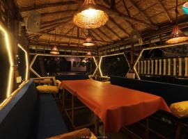 Tropical Wave Hostel Morjim, hotel in Morjim