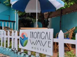 Tropical Wave Hostel Morjim, hostel in Morjim