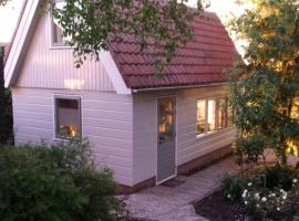 Very nice cottage in Durgerdam, with private garden, free parking, pets allowed, Hotel in Amsterdam
