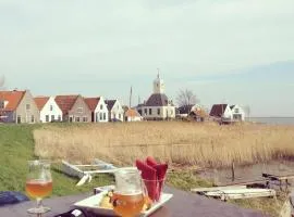 Very nice cottage in Durgerdam, with private garden, free parking, pets allowed