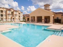 Revived Condo with Pool and 20 minutes from parks, hotel em Davenport