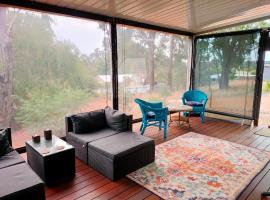 Warren Retreat - cozy and tranquil 2 brm home، كوخ في نانوب