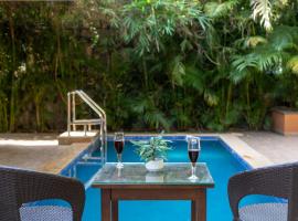 StayVista's B-24 Spring - Villa Amidst Greenery with Private Pool & Terrace, hotel v destinaci Vāda