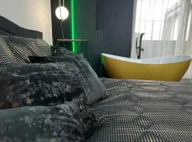 Apartament PREMIUM ze złotą wanną w sypialni widok na morze dyskretny taras z łóżkiem - Bałtyckie Sarbinowo 18