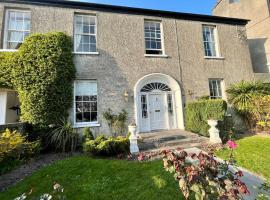 The Stables Townhouse B&B, hótel í Birr