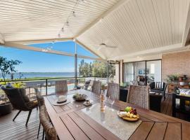 The Lake House - Luxury home with Pool, hotel mewah di Berkeley Vale