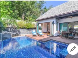 Naiharn Beach Villa, hotel in Nai Harn Beach