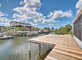 Sunny Hudson Escape with Gulf Views and Boat Dock, ваканционна къща в Хъдзън
