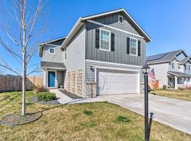 Stunning Nampa Home Nearby Park with Fire Pit!, villa i Nampa