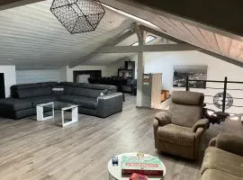 Duplex avec poêle à granulés et garage à motos