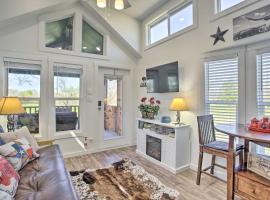 Cozy McKinney Tiny Home with Porch and Fire Pit!, hotel v destinácii McKinney