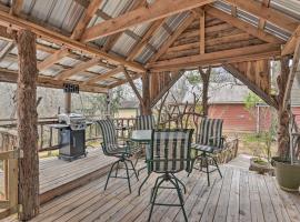 Rustic and Secluded Retreat with Deck on 2 Acres!, ξενοδοχείο με πάρκινγκ σε White House