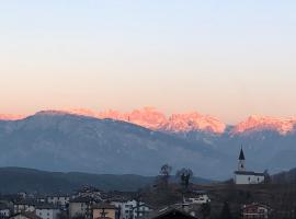 Appartamento luminoso, giardino, vista Dolomiti., hotell i Baselga di Pinè