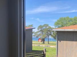 Gotland Tofta, Stuga med superläge! Havsutsikt på Tofta strand mindre än 10 minuter till en av Sveriges högst rankade golfbana!, khách sạn ở Visby