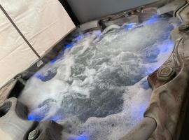 Travel Legend Stays 1 or 2 bedroom place with Hot Tub, guesthouse kohteessa Farnham Royal