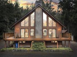 Chalet Style Cottage near Shawnigan Lake, בקתה בShawnigan Lake