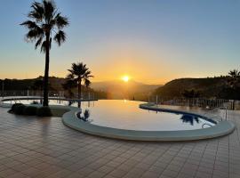Tranquility, sun, breathtaking views & 7 minutes drive to sea, готель з басейнами у місті Бенітачель